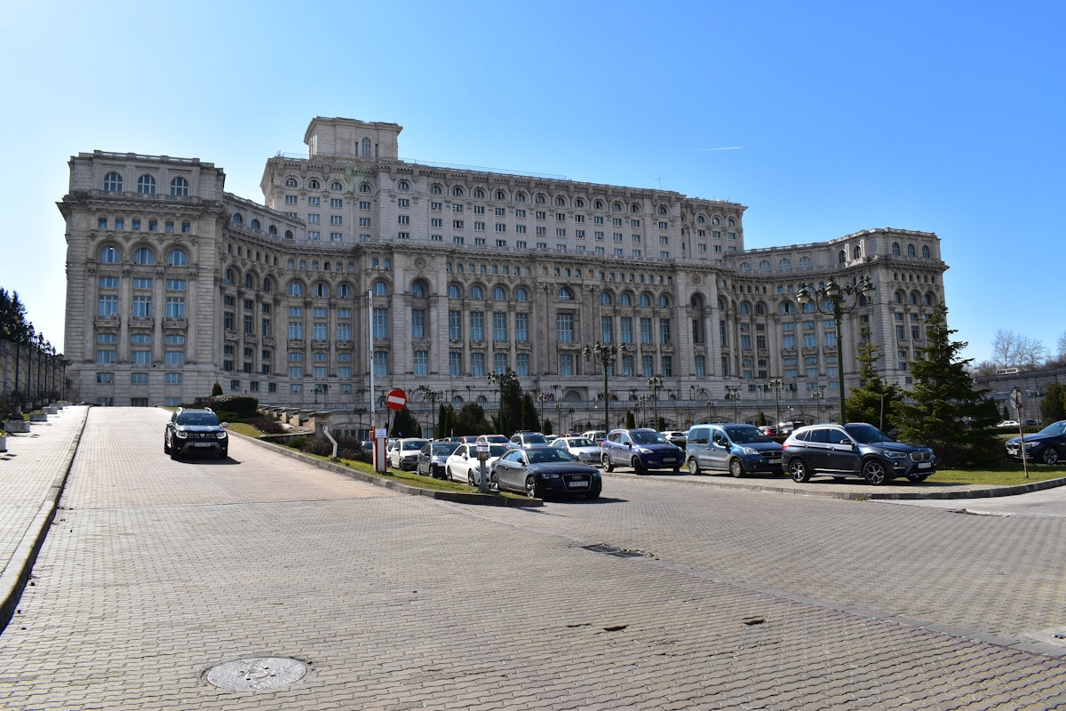 a large building with a lot of cars parked in front of it