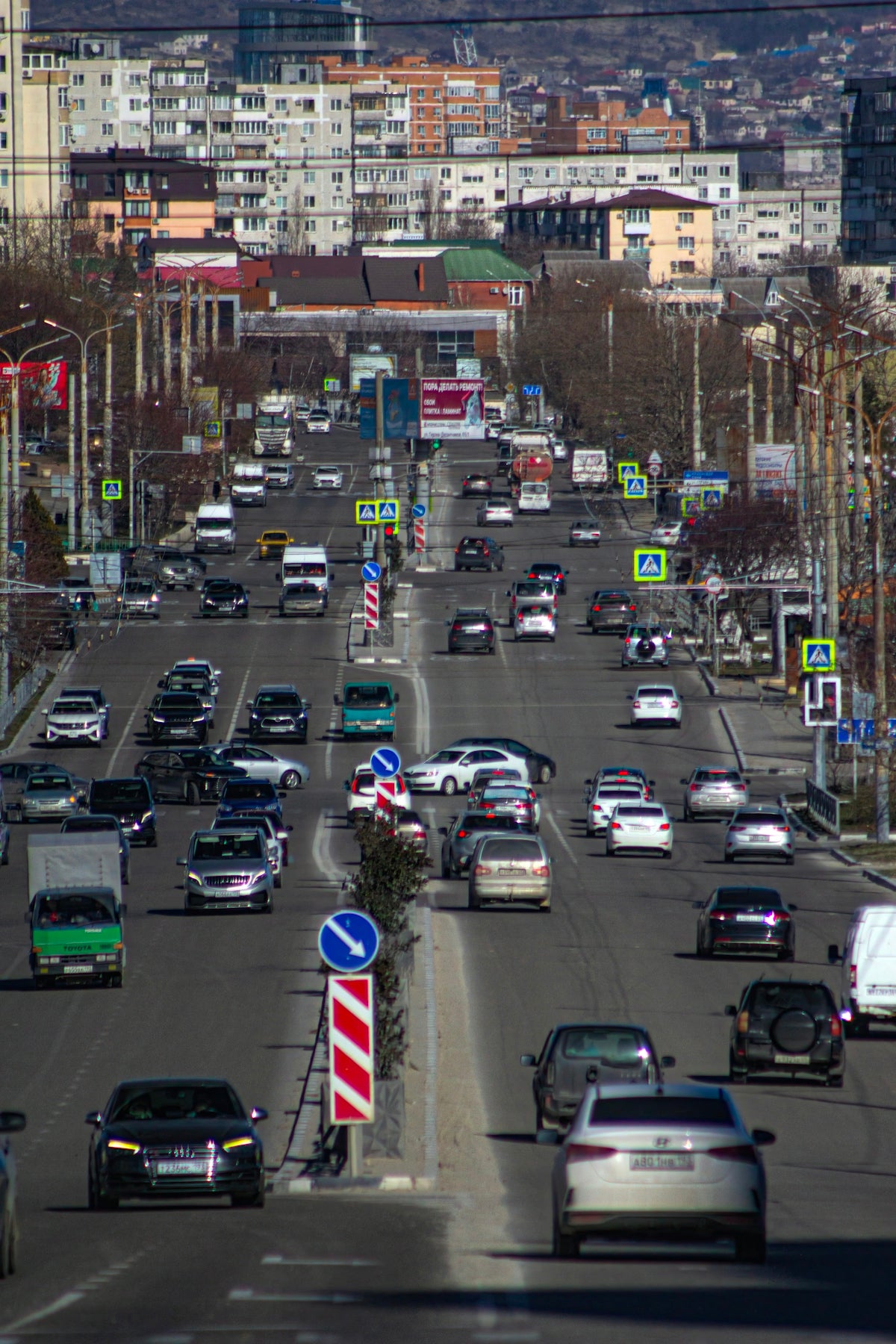 A city street filled with lots of traffic