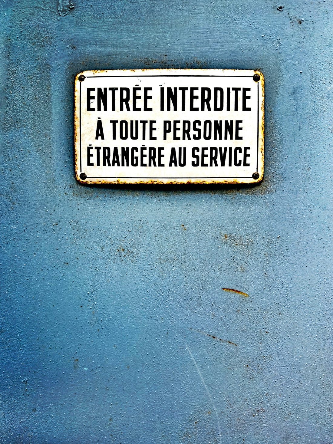 No entry sign on a blue textured wall