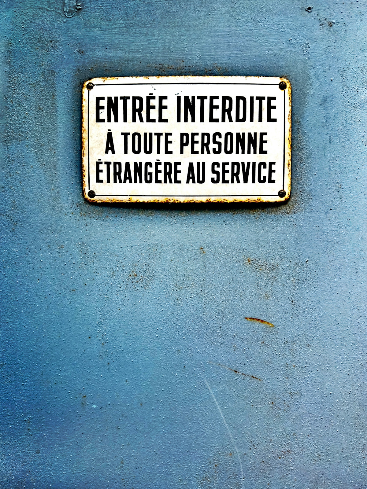 No entry sign on a blue textured wall