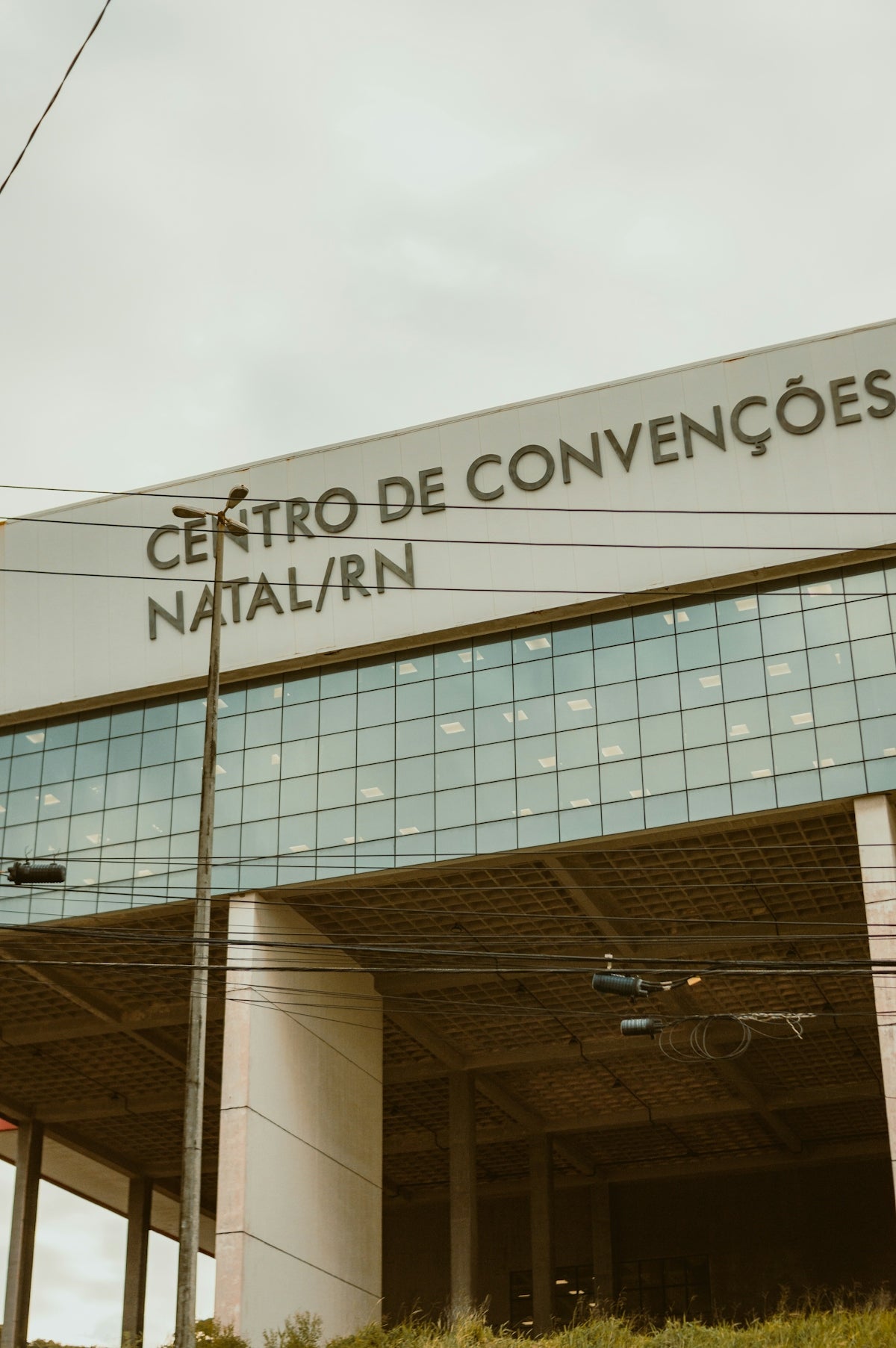 Centro de convenções natalrn building exterior with power lines.